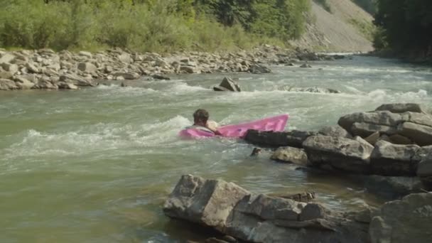 Mujer americana africana bonita despreocupada en bikini flotando abajo en colchón inflable en el río de la montaña — Vídeo de stock