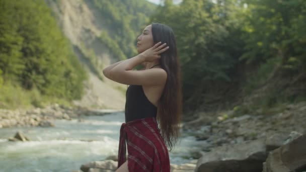 Portret wspaniałej eleganckiej brunetki azjatyckiej kobiety uśmiechniętej w górskiej naturze — Wideo stockowe