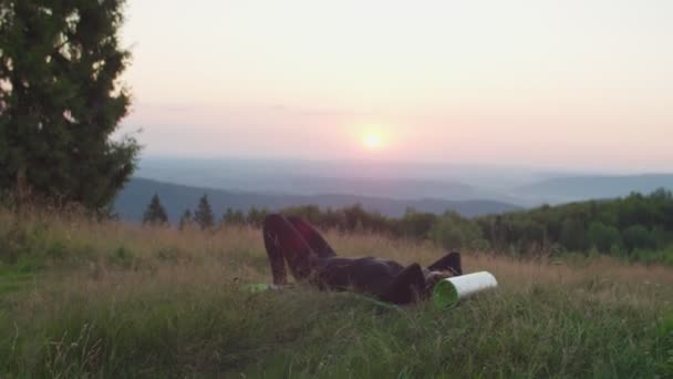 Flexível linda aptidão esportiva mulher africana fazendo ponte ioga pose em montanhas ao amanhecer — Vídeo de Stock