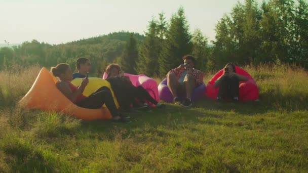 Diverse multi-etnische vrienden verslaafd aan smartphones negeren elkaar tijdens de zomervakantie — Stockvideo