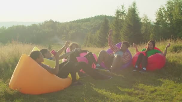 Despreocupado emocionado diversas personas multiétnicas de fiesta en la cima de la montaña al amanecer — Vídeos de Stock