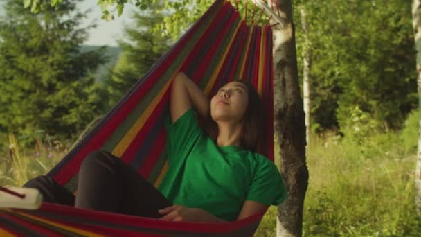 Portret spokojnej, pięknej azjatyckiej turystki relaksującej się w hamaku na wakacjach w górach — Wideo stockowe
