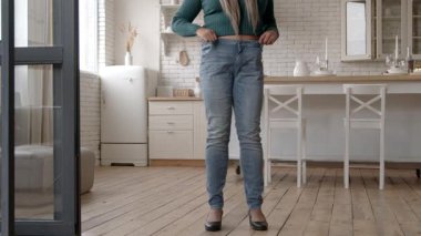 Düşük vücut pozitifliği artı yüksek topuklu siyah kadın çok büyük eski pantolonlar giyiyor, başarılı inceltme programından sonra başarılar ve sonuçlar gösteriyor..