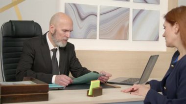 Profesyonel sakallı adam portresi HR direktörü güzel kadın iş başvurusu ile görüşüyor, aday iş deneyimini ve şirket boşluğu için profesyonel becerileri gözden geçiriyor...