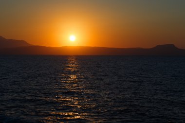Denizin üzerinde renkli gün batımı.