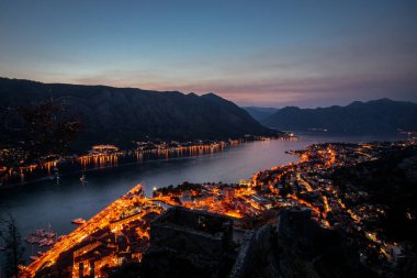 Kotor ve Kotor Körfezi manzarası. Gün batımı. Karadağ
