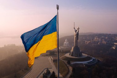 Ukrayna 'nın başkenti Kyiv' de büyük Ukrayna bayrağı taşıyan Anavatan Anıtı 'nın havadan görünüşü, 15 Haziran 2021