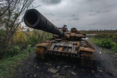 2024 Nisan 'ında Ukrayna' nın Kharkiv bölgesinde imha edilen tank. Ukrayna bölgesindeki yüksek çözünürlüklü bir askeri aracın fotoğrafı hasar, enkaz ve çevre bölgeleri gösteriyor..
