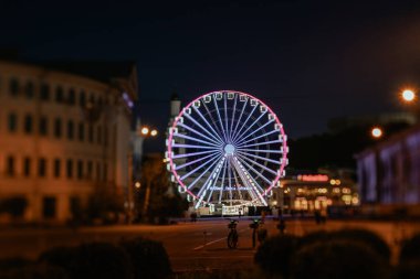 Gece Dönme dolabı, Kontraktova Meydanı, Kyiv, Ukrayna Şehir Gecesi Yüksek çözünürlüklü fotoğrafı Kontraktova Meydanı, Kyiv, Ukrayna.