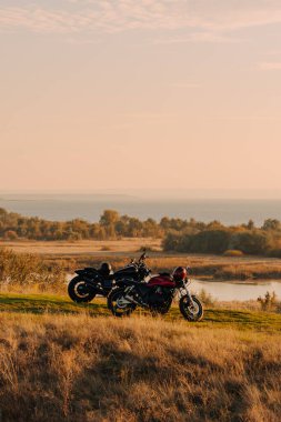 Ukrayna 'nın Kyiv Bölgesi' nde motosikletler, bozkırlarda motosiklet süren motosikletlerin sonbahar manzarası. Kırsal Ukrayna 'nın özgürlük, macera ve doğal güzelliğini yakalar. Editör, seyahat, yaşam tarzı ve açık hava projeleri için mükemmel..