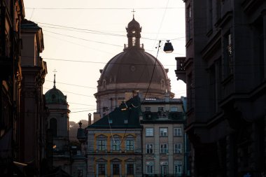 1 Temmuz 2023 'te Lviv, Ukrayna' da yaz mevsimi. İnsanlar renkli binalarla tarihi sokakları seviyor, günlük yaşamı ve canlı şehir atmosferini yansıtıyor. Editör projeleri, seyahat gazeteciliği ve hayat tarzı hikaye anlatımı için ideal.