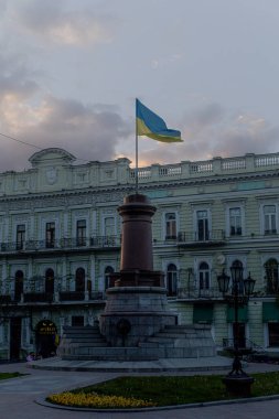 1 Temmuz 2023, Odesa, Ukrayna: Tarihi merkezde kentsel mimarinin yer aldığı yaz kenti. Karadeniz kıyı kentinde yer alan Avrupa tarzı binaların manzarası. Kültür mirası ve turizmiyle tanınan popüler seyahat beldesi.