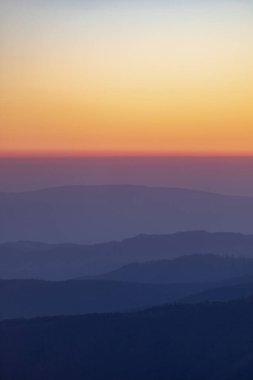 Sonbaharda Karpat Dağları, Ukrayna Manzarası Sonbahar Manzarası. Orman tepeleri, renkli sonbahar yaprakları ve uzak dağ zirveleri olan manzaralı bir yer. Doğu Avrupa sonbaharının güzelliğini gösteren doğal ortam.