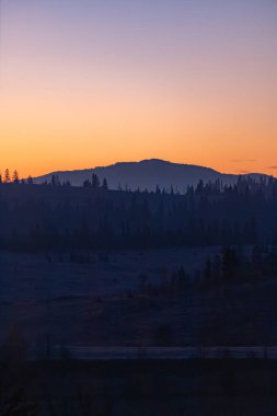 Karpat Dağları 'ndaki saman yığınları, Ukrayna Kırsal Arazisi. Geleneksel kırsal alan yuvarlanan tepeler, yeşil çayırlar ve istiflenmiş samanlarla. Ukrayna kırsalının manzaralı görüntüsü, doğa ve seyahat fotoğrafçılığı için ideal.