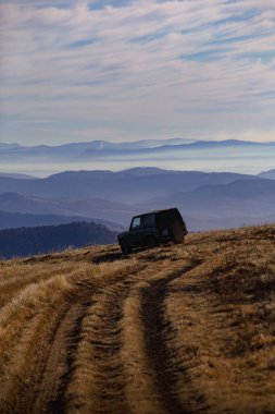 Sonbaharda Karpat Dağları, Ukrayna Manzarası Sonbahar Manzarası. Orman tepeleri, renkli sonbahar yaprakları ve uzak dağ zirveleri olan manzaralı bir yer. Doğu Avrupa sonbaharının güzelliğini gösteren doğal ortam.