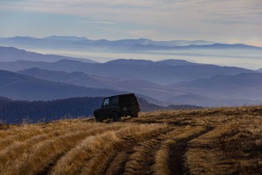 Sonbaharda Karpat Dağları, Ukrayna Manzarası Sonbahar Manzarası. Orman tepeleri, renkli sonbahar yaprakları ve uzak dağ zirveleri olan manzaralı bir yer. Doğu Avrupa sonbaharının güzelliğini gösteren doğal ortam.