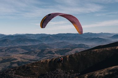 Sonbaharda Karpat Dağları, Ukrayna Manzarası Sonbahar Manzarası. Orman tepeleri, renkli sonbahar yaprakları ve uzak dağ zirveleri olan manzaralı bir yer. Doğu Avrupa sonbaharının güzelliğini gösteren doğal ortam.