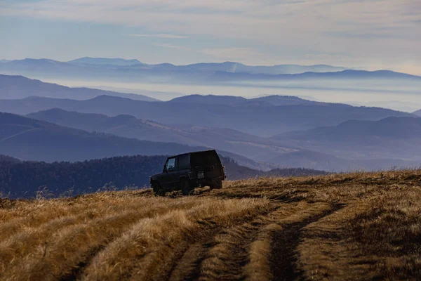 Sonbaharda Karpat Dağları, Ukrayna Manzarası Sonbahar Manzarası. Orman tepeleri, renkli sonbahar yaprakları ve uzak dağ zirveleri olan manzaralı bir yer. Doğu Avrupa sonbaharının güzelliğini gösteren doğal ortam.