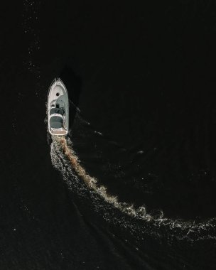 Yaz sularında lüks yat kiralama. Yazın denize açılan bir yatın editör veya ticari görüntüsü. Turizm, ulaşım, yaşam tarzı ve yaz tatili kavramları için mükemmel..