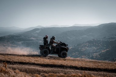 Sonbaharda geleneksel mimarisi olan Sisli Karpat Dağları, Ukrayna. Sis içinde gizlenmiş Ukrayna Karpatlarının editoryal görüntüsü. Sonbahar renkleri yerel mirası ve kırsal yaşam tarzını vurgulayan mistik mevsimsel bir manzara yaratır..