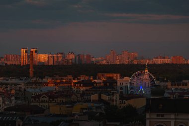 Pembe Akşam Kyiv Günbatımında Şehir Manzarası