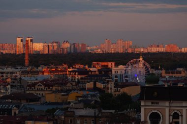 Pembe Akşam Kyiv Günbatımında Şehir Manzarası