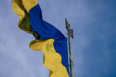 Açık Mavi Gökyüzü Ulusal Tatil Konseptine Karşı Ukrayna Bayrağı