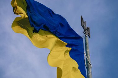 Açık Mavi Gökyüzü Ulusal Tatil Konseptine Karşı Ukrayna Bayrağı