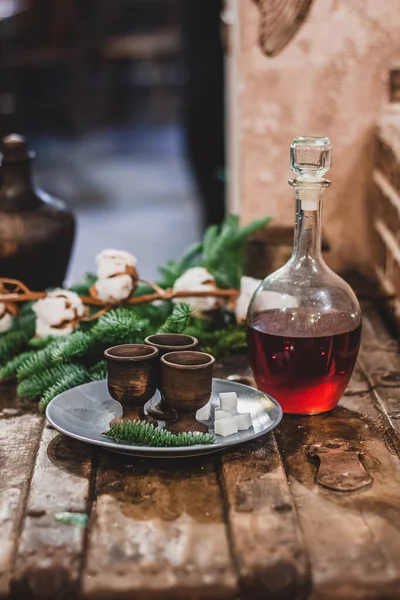 Kerst Vintage Achtergrond Ambachtelijke Alcohol Drinken Oude Gerechten Pluizige Dennen — Stockfoto