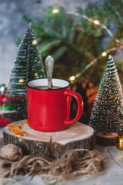 Gezellige Winterdrank Warme Chocoladecacao Rode Mok Met Dennenboom Kaarsen Kerstverlichting — Stockfoto