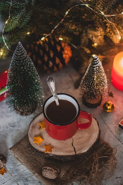 Gemütliches Wintergetränk Heißer Schokolade Kakao Roten Becher Mit Tannenbaum Kerzen — Stockfoto
