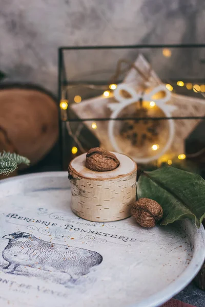 Noel kompozisyonu fındık, çelenk, yıldız, ahşap dekorasyon ahşap tahta kutu ve köknar ağacı dalı. Kırsal biçim