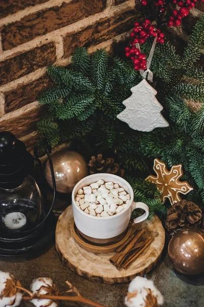 Kerst Warme Chocolademelk Met Mini Marshmellows Een Oude Keramische Mok — Stockfoto