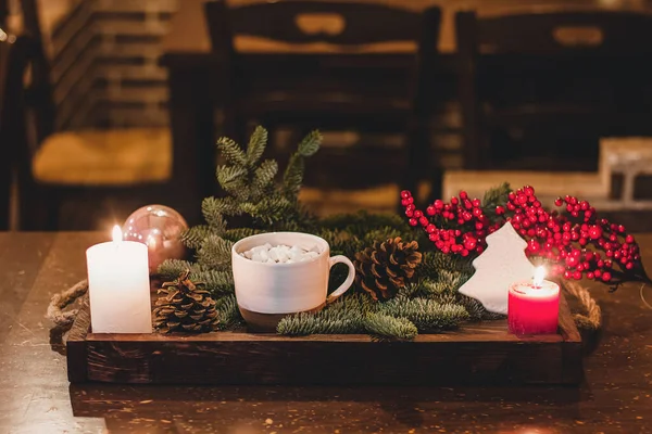 Heiße Schokolade Mit Mini Marshmellows Einem Alten Keramikbecher Mit Kerzen — Stockfoto