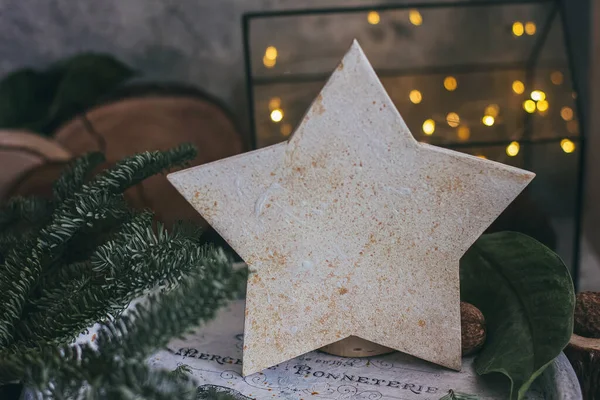 Noel kompozisyonu fındık, çelenk, yıldız, ahşap dekorasyon ahşap tahta kutu ve köknar ağacı dalı. Kırsal biçim