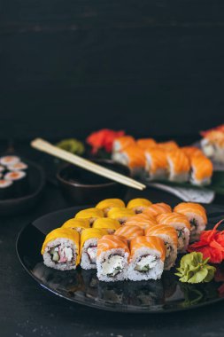 Somonlu suşi, Philadelphia krem peyniri, salatalık ve wasabi.