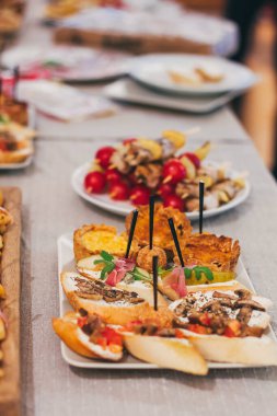 Partiden önce restoranda yemek masası servisi..