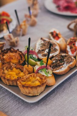 Partiden önce restoranda yemek masası servisi..