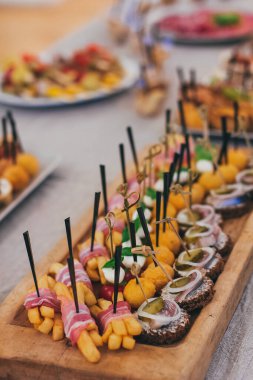 Partiden önce restoranda yemek masası servisi..