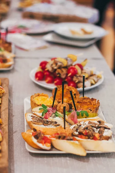 Partiden önce restoranda yemek masası servisi..