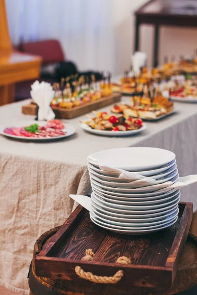 Partiden önce restoranda yemek masası servisi..