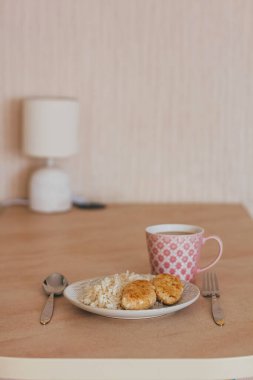 Kahvaltı manzarası. Makarna ve kahve fincanı ile ev yapımı et pirzolası..