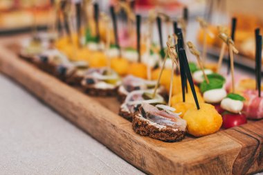 Partiden önce restoranda yemek masası servisi.