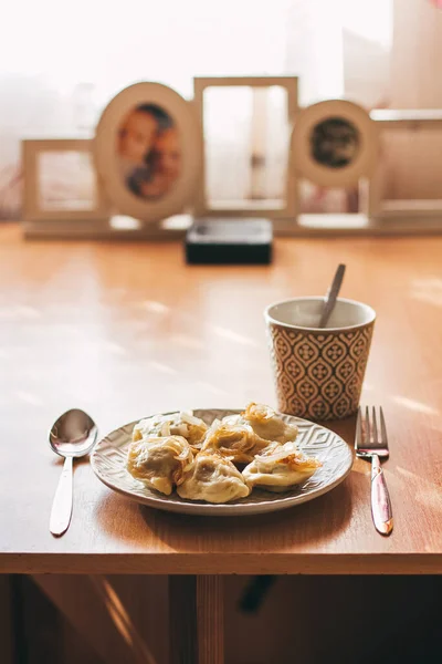 Etli börek, kızarmış soğan ve et parçaları ile servis edilir. Varenyky, vareniki, pierogi, pyrohy. Doldurulmuş hamur tatlısı