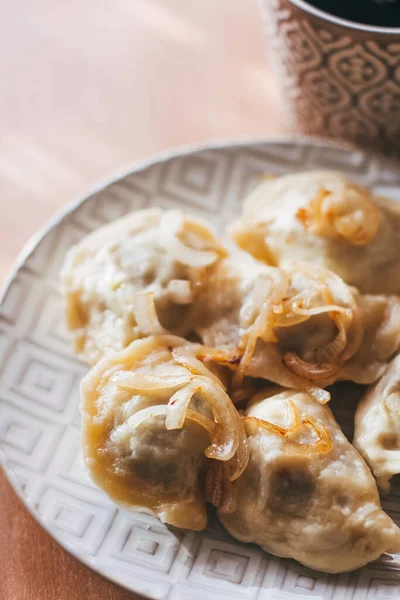 Etli börek, kızarmış soğan ve et parçaları ile servis edilir. Varenyky, vareniki, pierogi, pyrohy. Doldurulmuş hamur tatlısı