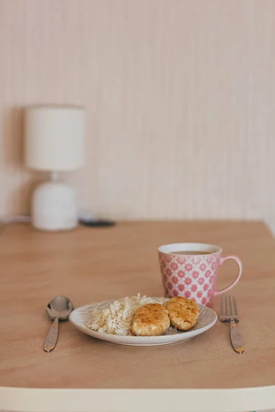 Kahvaltı manzarası. Makarna ve kahve fincanı ile ev yapımı et pirzolası..