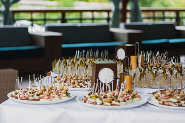 Partiden önce restoranda yemek masası servisi.