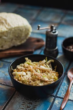 Lahanalı salata, yumurta, mısır ve et kırsal tabakta..