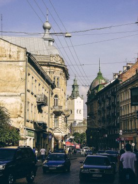 Şehrin dar avluları, eski taş yol. Lviv Ukrayna 'da Sokak