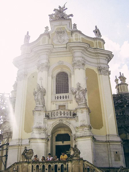 Şehrin dar avluları, eski taş yol. Lviv Ukrayna 'da Sokak